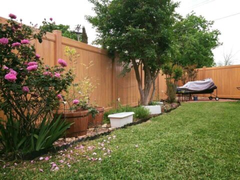 Vinyl fence with decorative pink flowers