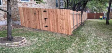 Six foot privacy fence with three hinges
