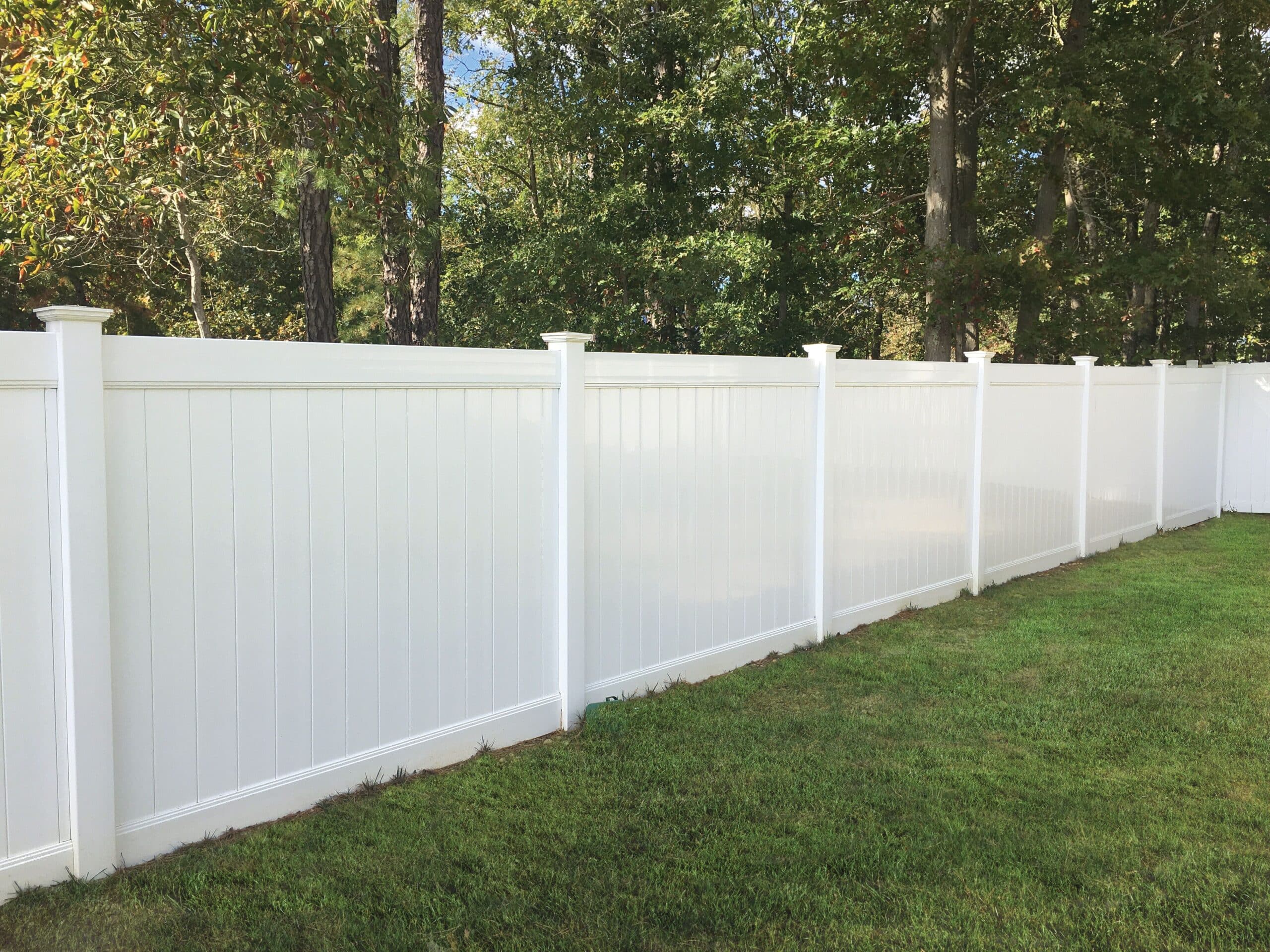 Dogwood vinyl fence in white enclosing a backyard